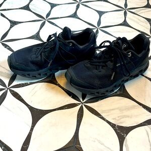 ON-Cloud Cloudstratus size 6.5 women’s in black